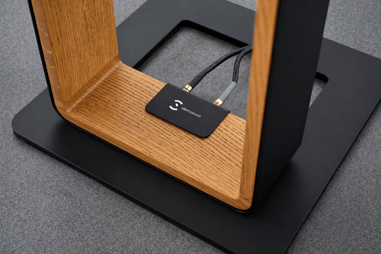 Bloom natural oak stand detail