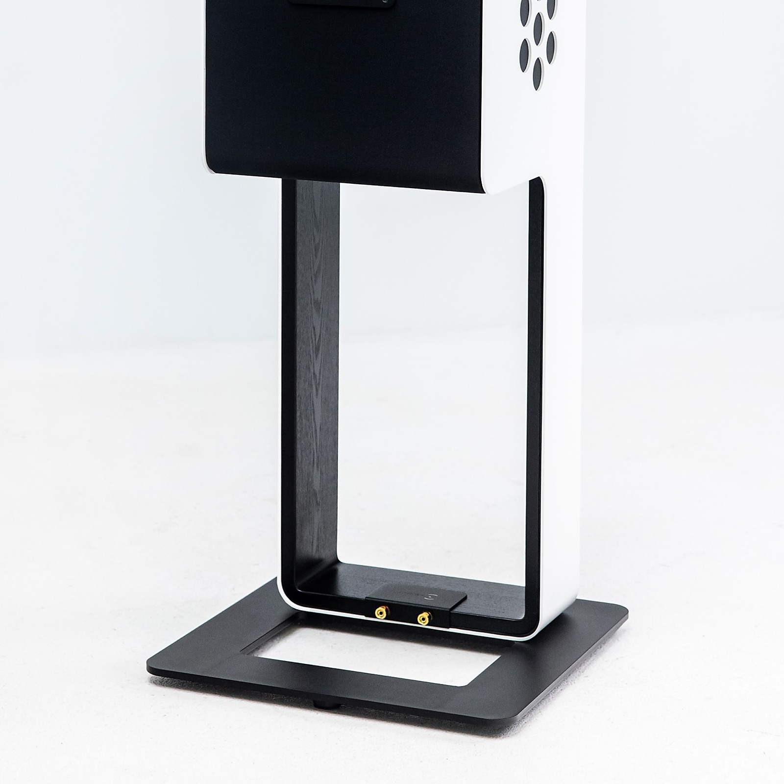 Bloom solid oak stand detail